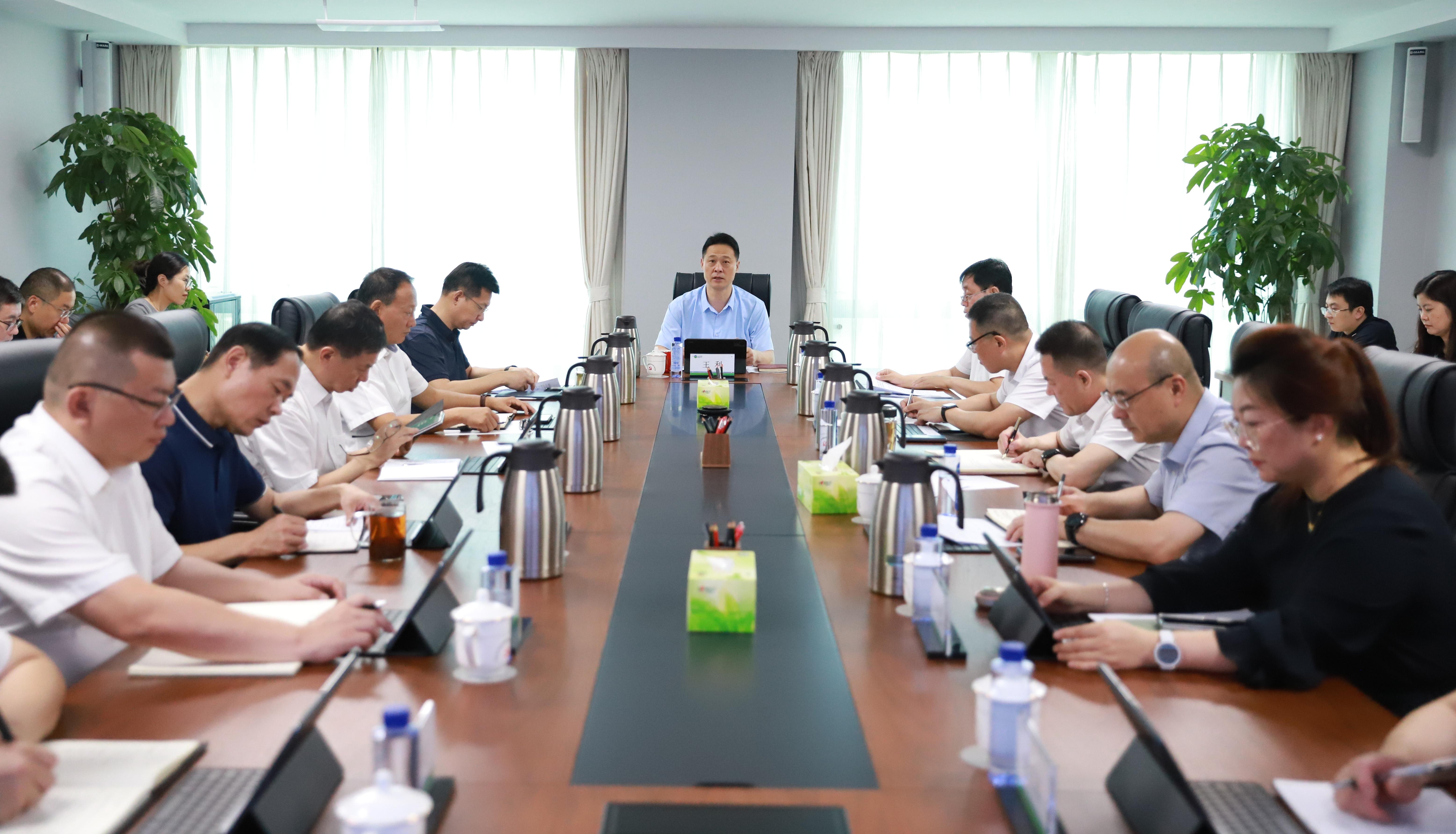 山東環(huán)保集團(tuán)黨委理論學(xué)習(xí)中心組開(kāi)展2025年第8次集體學(xué)習(xí)研討