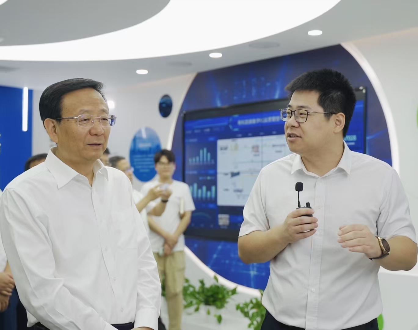 1751826132405.jpg 2023年9月22日,車向前為江蘇省副省長介紹魯控科技發展情況(右).jpg