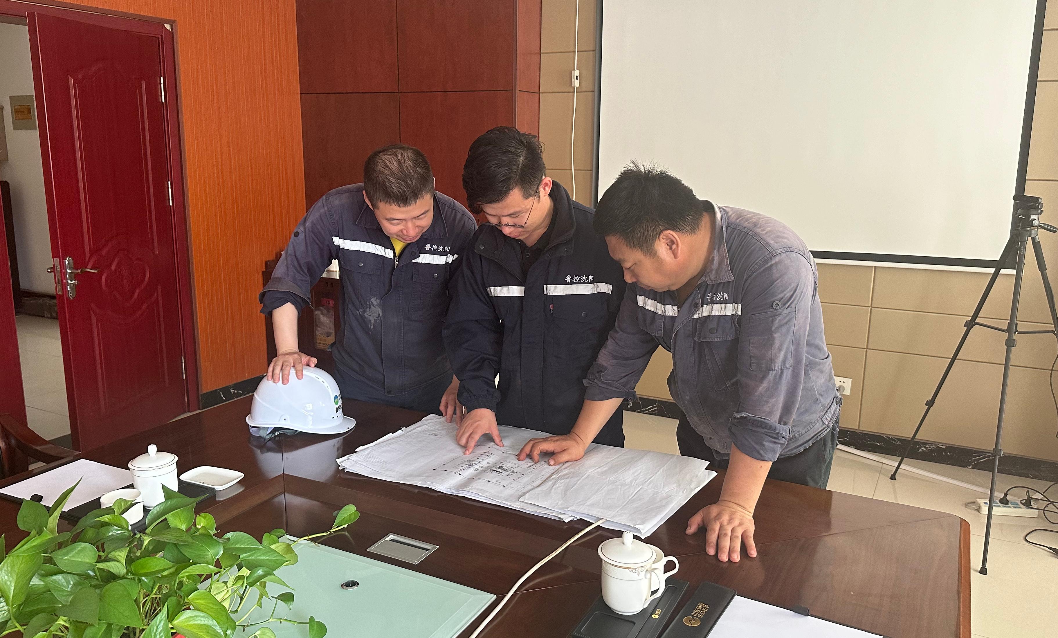 1752804603895.jpg 孫茂(中間)與同事研究篩分機調整方案.jpg