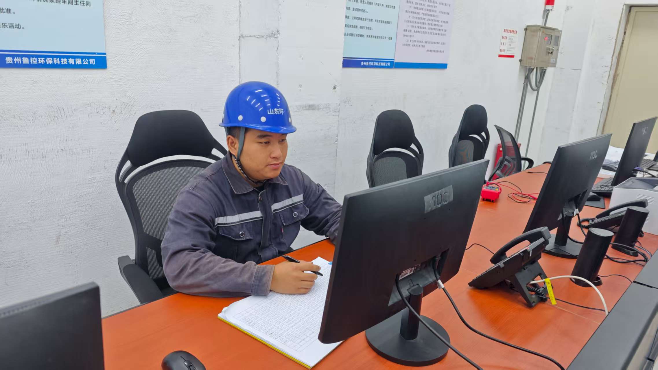 1756954047967.jpg 圖為景紅富在進行運行參數匯總整理.jpg